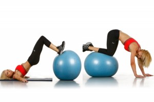 Utiliza el fitnessball como elemento de trabajo, te ayudará a trabajar el tren inferior y core con multitud de posibilidades, en tu casa y en el gimnasio.